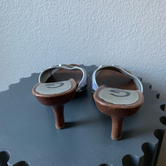 $58🔥Guess white/silver slip on sandals size 8.5US - Picture 3 of 6